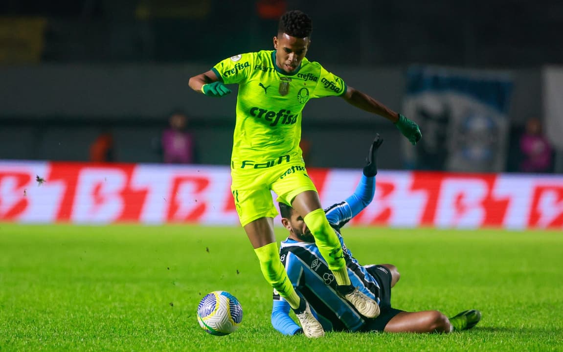Jornalista elogia Estevão, jogador do Palmeiras, por sua coragem em campo.