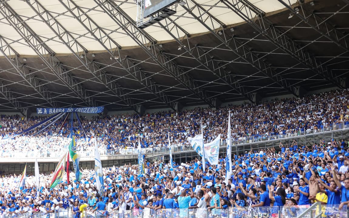 Jogador do Cruzeiro se envolve em acidente de carro na região metropolitana de BH.