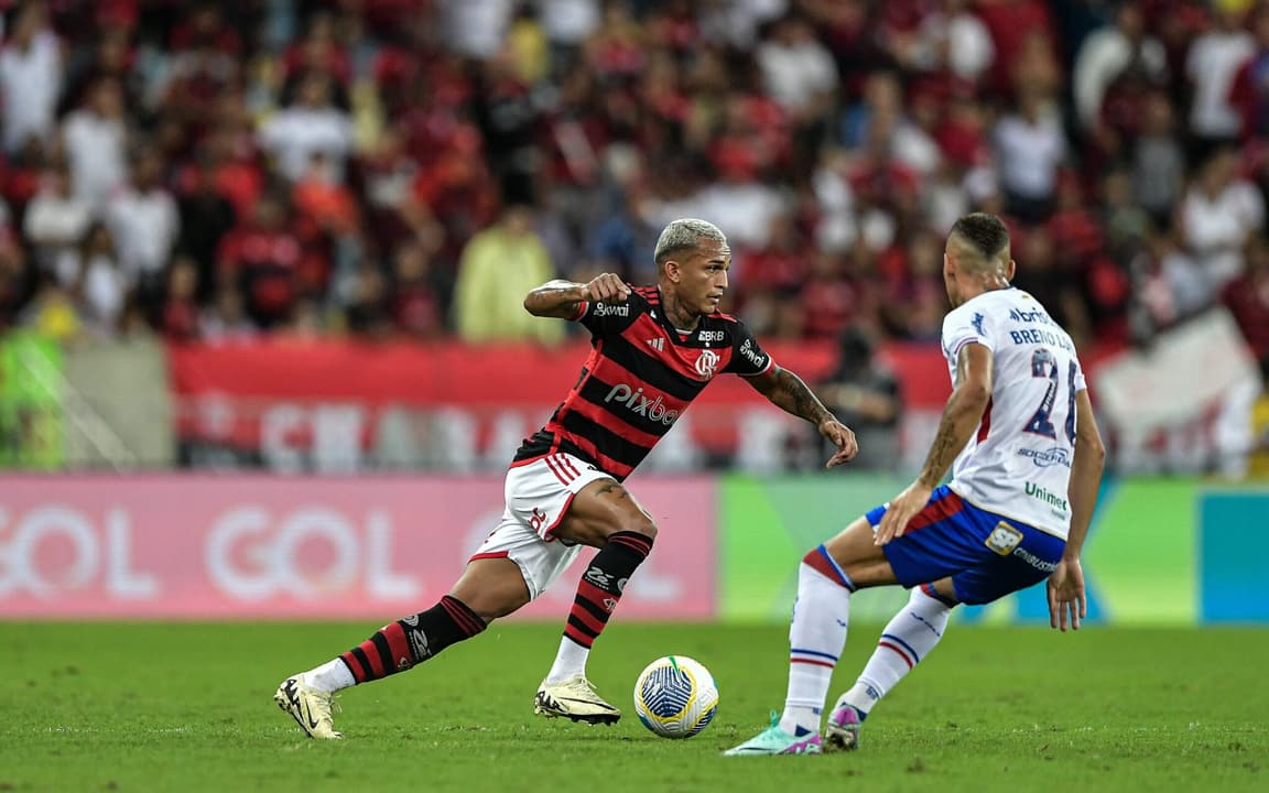 Torcedores do Flamengo criticam Wesley por gol contra em jogo decisivo.