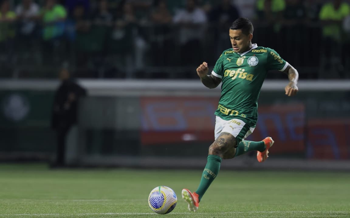 Abraço entre Abel e Dudu marca entrada do atacante em Palmeiras x Atlético-GO.