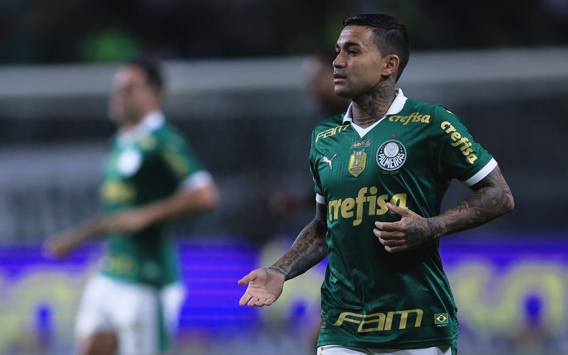 Torcedores do Cruzeiro protestam contra Dudu, torcida do Palmeiras ovaciona atacante