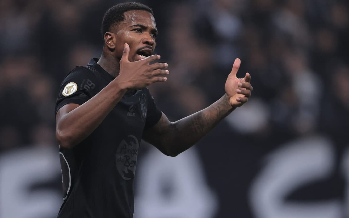 Zagueiro do Corinthians critica imprensa durante entrevista na zona mista