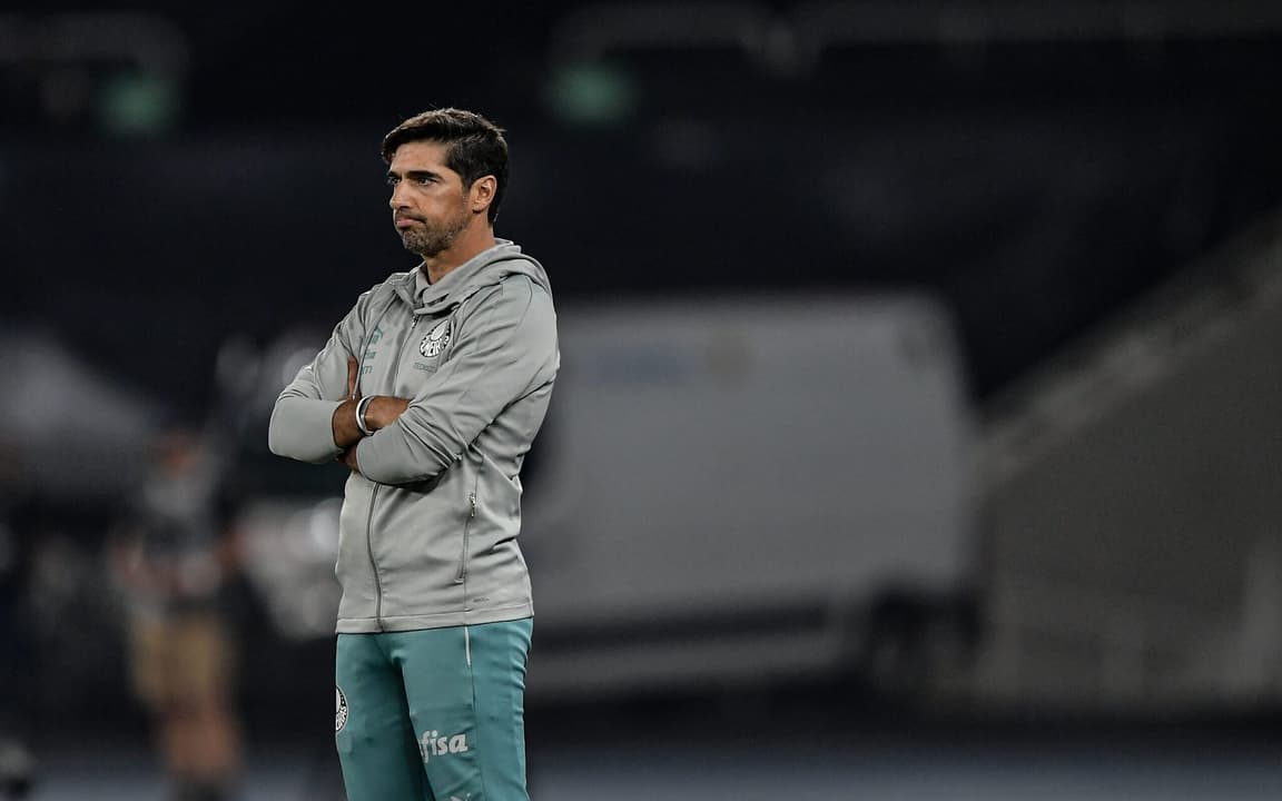 Abel Ferreira critica Daronco por erros graves em derrota do Palmeiras.