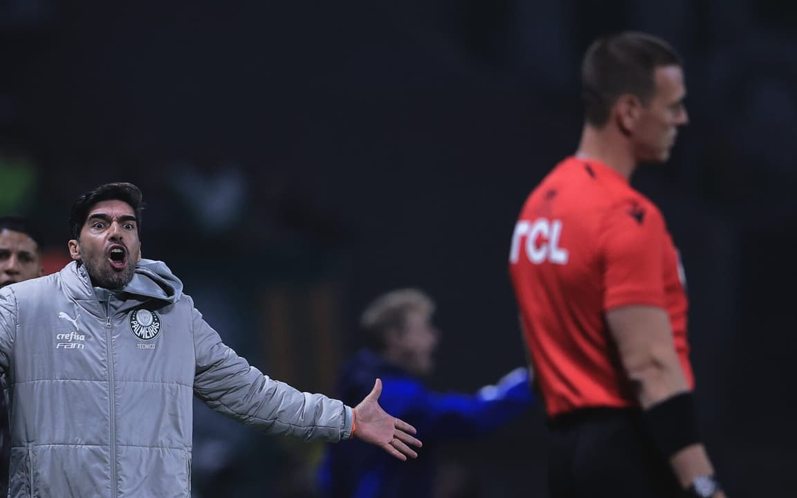 Análise de PC Oliveira sobre gol anulado do Cruzeiro levanta questionamentos sobre VAR.