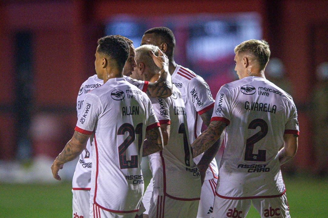 COM EMOÇÃO! Carlinhos, vindo do banco, garante vitória do Fla contra o Vitória