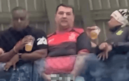 Torcedor do Flamengo atira urina na torcida do Atlético-MG em vídeo flagrado.