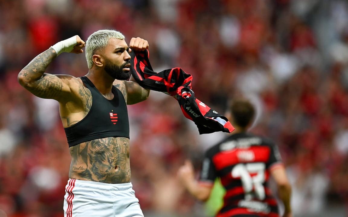 Torcedor flagra momento em que bola é atirada durante Flamengo x Criciúma.