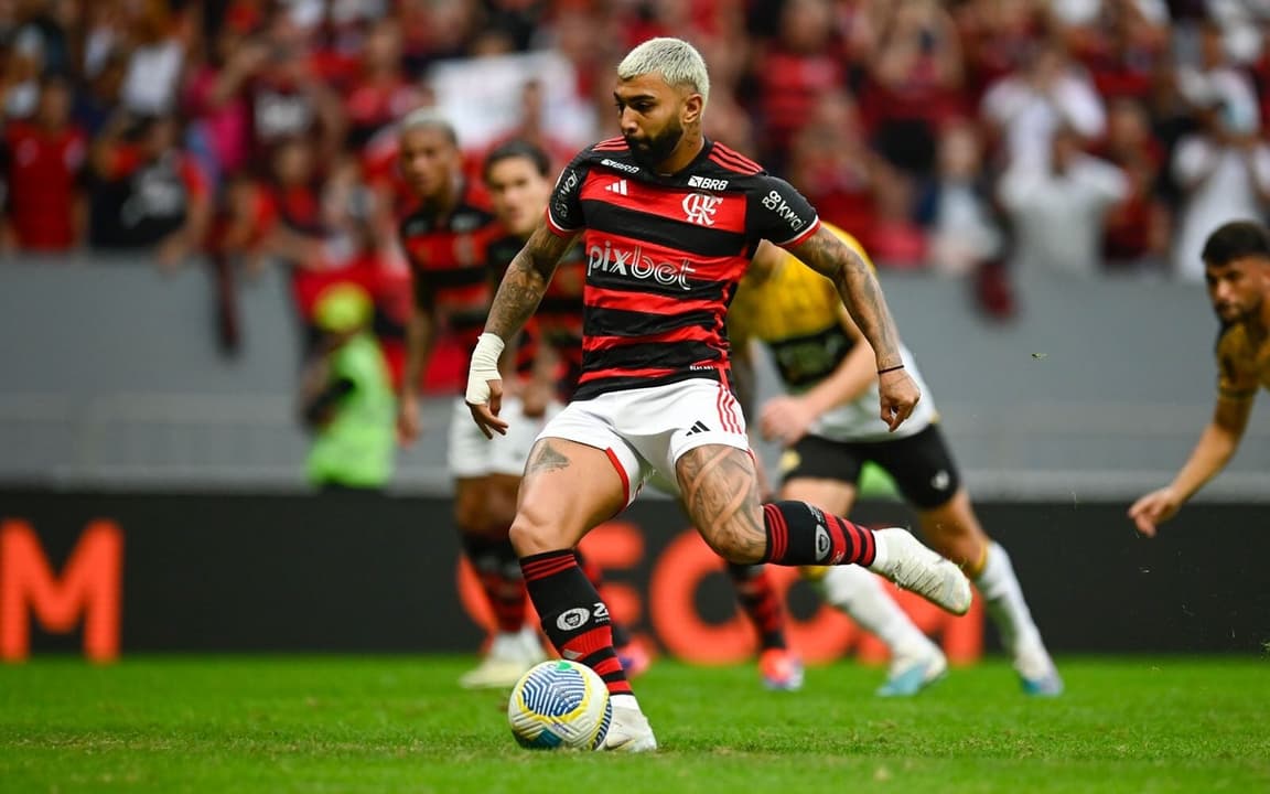 Jornalista questiona decisão de arbitragem em pênalti a favor do Flamengo.