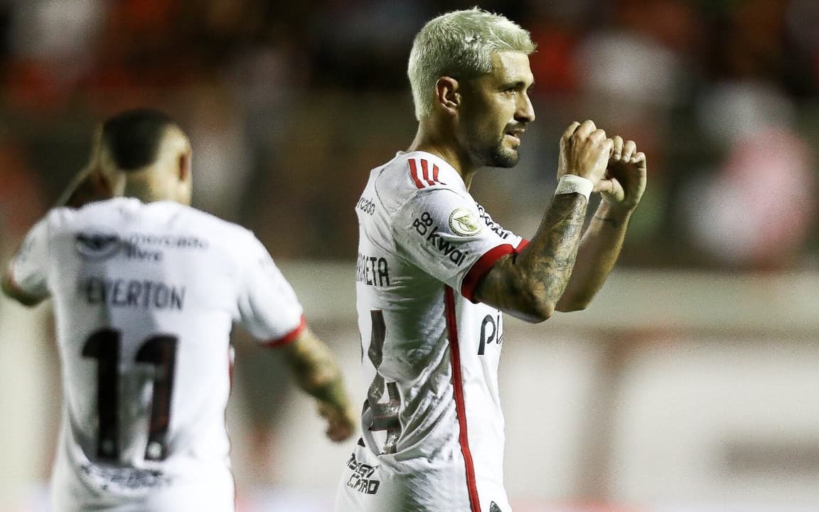 Pedido curioso de internautas a jogador do Flamengo durante temporada de futebol.