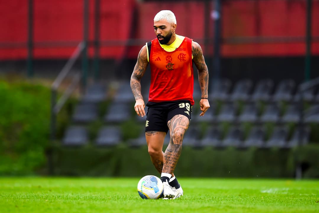 Flamengo aguarda notificação de suspensão enquanto Gabigol treina normalmente no Ninho.