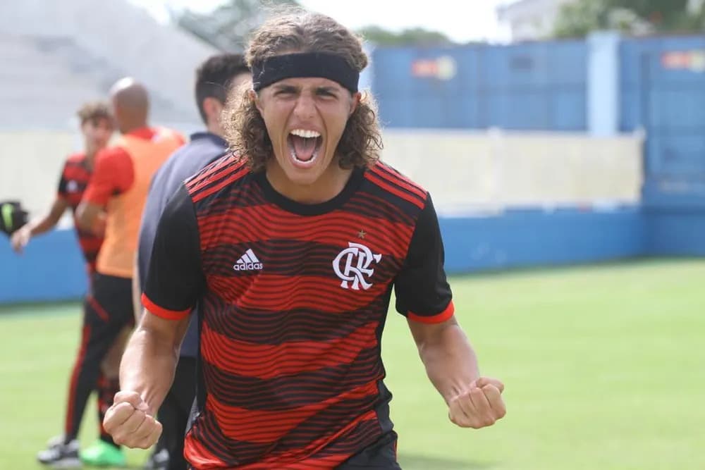 Flamengo negocia transferência de promessa da base para clube dos Emirados Árabes.