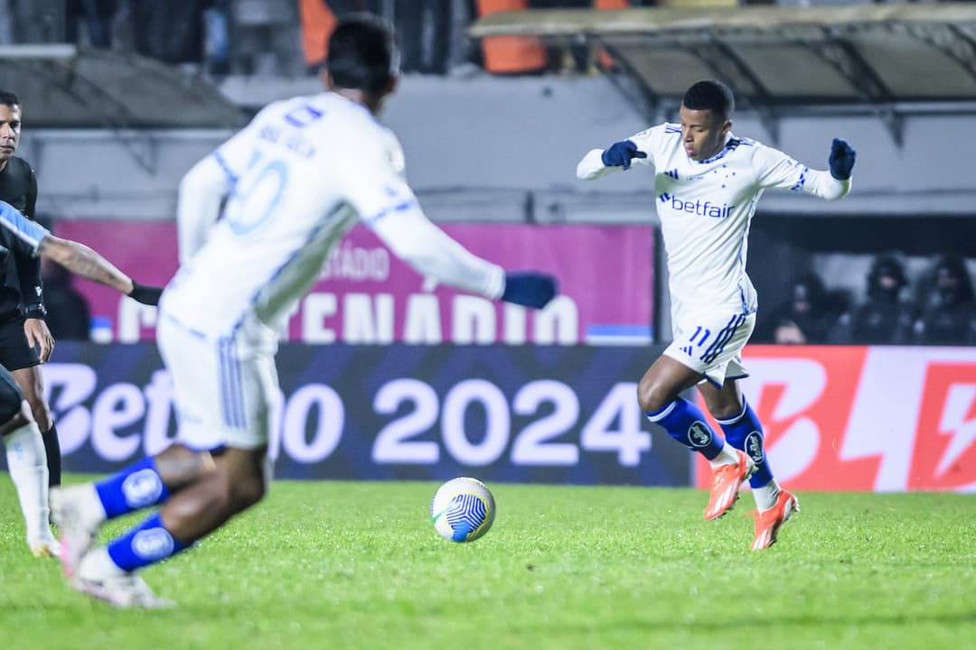 Cruzeiro vence Grêmio e se aproxima do G-4 com vitória fora de casa.