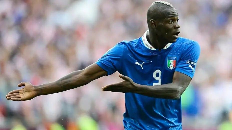 Corinthians segura negociação com Balotelli após não formalizar proposta; entenda motivo.