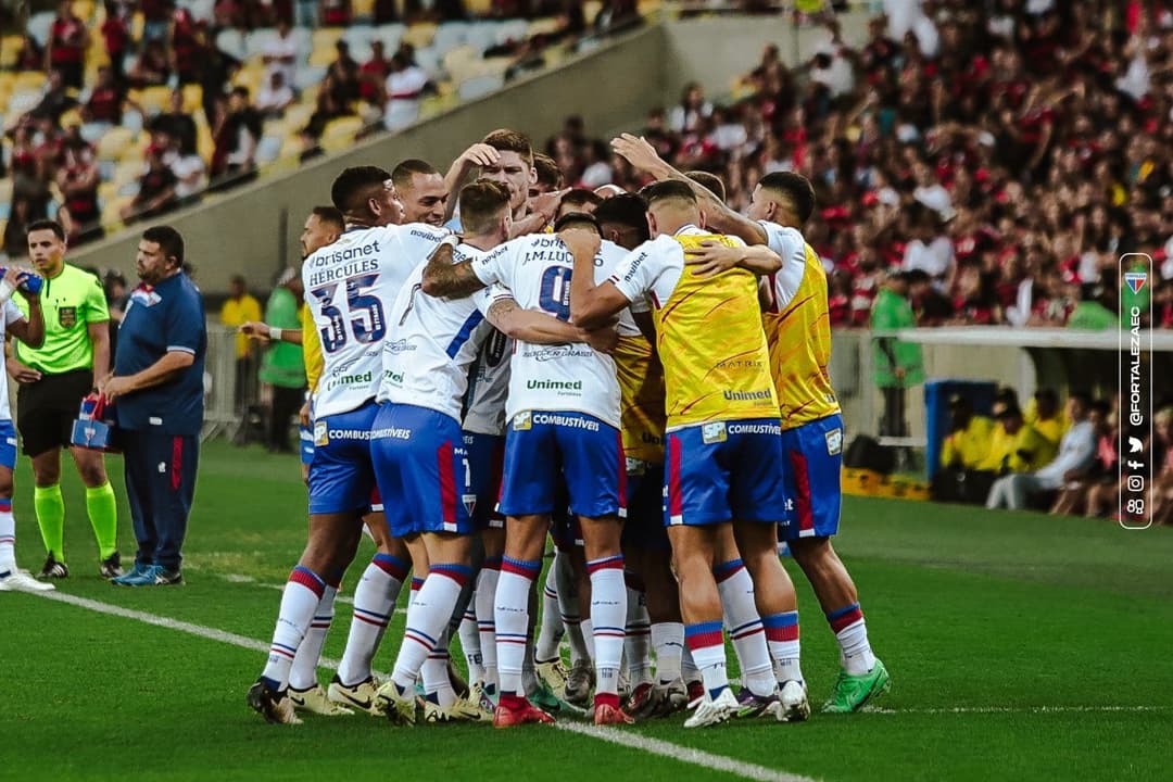Torcedores criticam arbitragem por falta não marcada após gol do Fortaleza.
