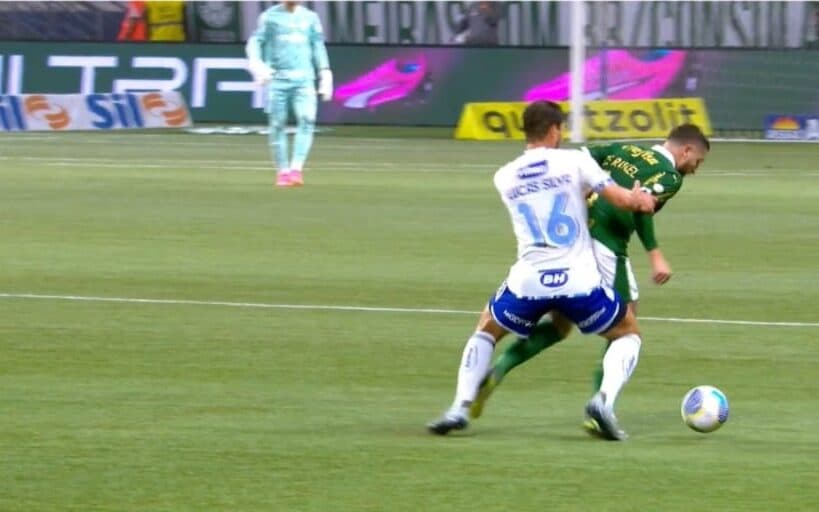 Cruzeiro formaliza reclamação à CBF por lance polêmico contra o Palmeiras