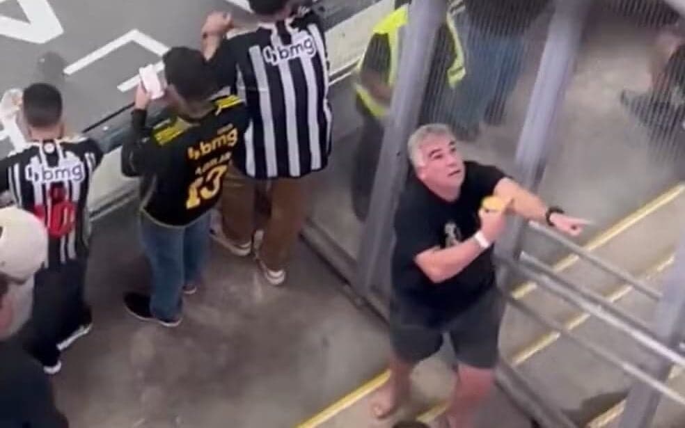 Flagrante de Racismo de Torcedor do Atlético-MG Contra o Flamengo durante Jogo.