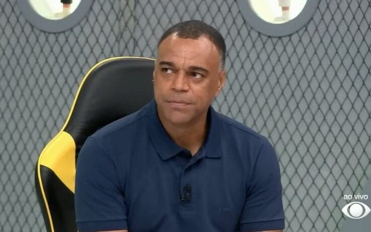 Denílson opina sobre placar de jogo entre Botafogo e Palmeiras: decisão de Leila Pereira questionável.