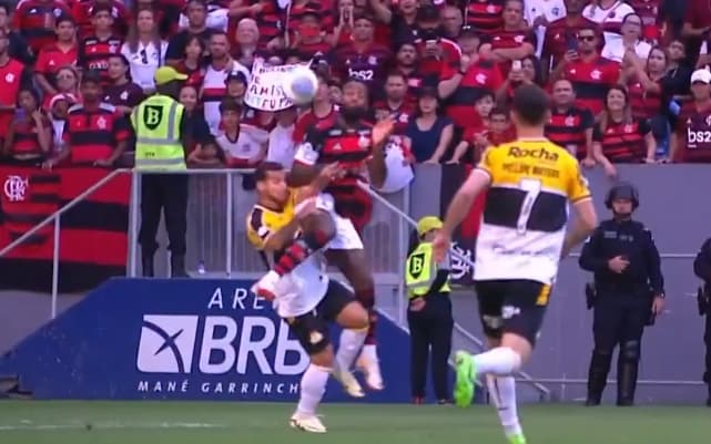 Torcedores clamam por expulsão de atleta do Flamengo por cotovelada na partida.