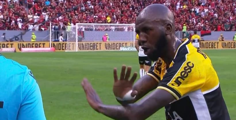Revolta de jogador do Criciúma após pênalti decisivo contra o Flamengo