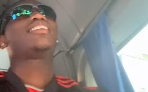 Férias no Brasil: Rafael Leão grava vídeo com camisa do Flamengo