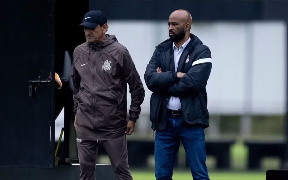 Reunião no CT: Organizada do Corinthians entrega cartilha para jogadores.