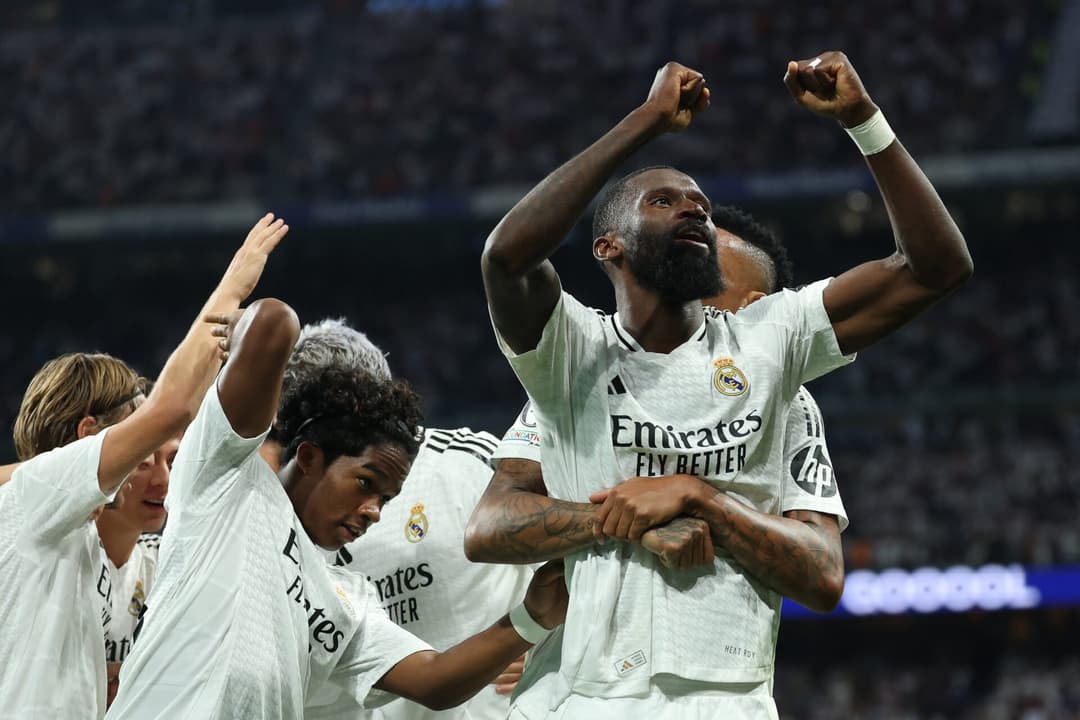 Antonio Rudiger comemora o gol em Real Madrid x Stuttgart, pela Champions League
