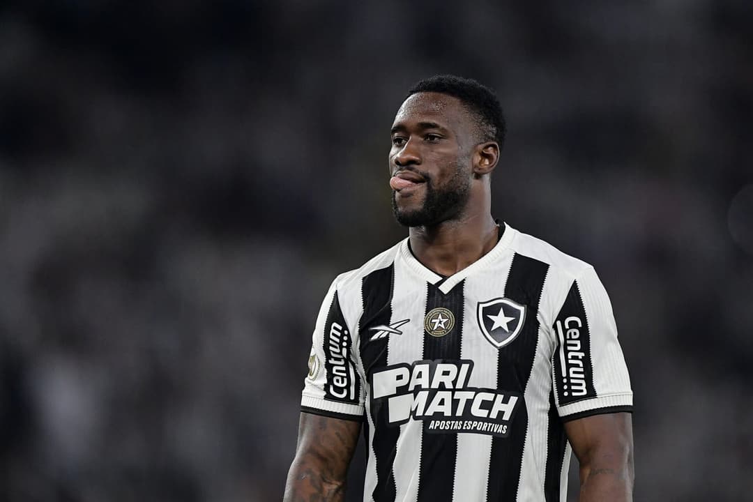 Bastos ainda não teve sequência pelo Botafogo em 2025 (Foto: Thiago Ribeiro/AGIF)