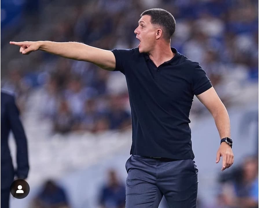 Mauricio Barbieri comandando jogo do Juarez