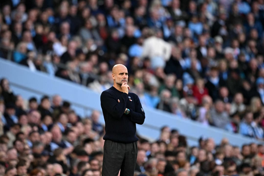 Pep Guardiola observa confronto entre Manchester City e Southampton (Foto: Oli Scarff / AFP)