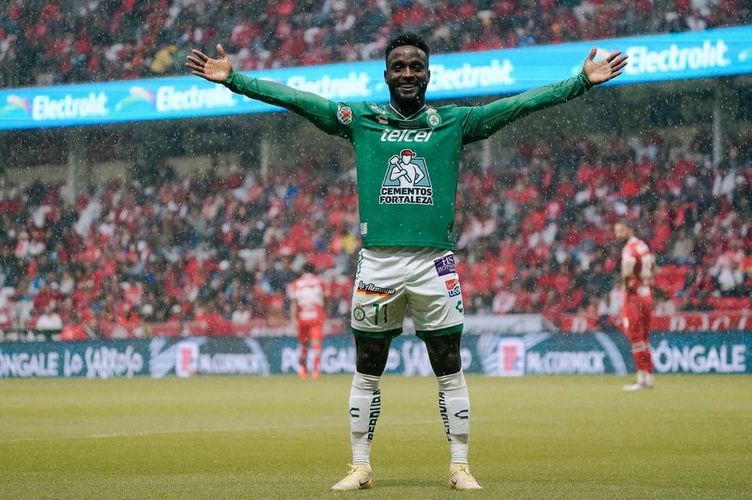 Mendoza comemora gol marcado pelo León, no Torneio Apertura da Liga MX