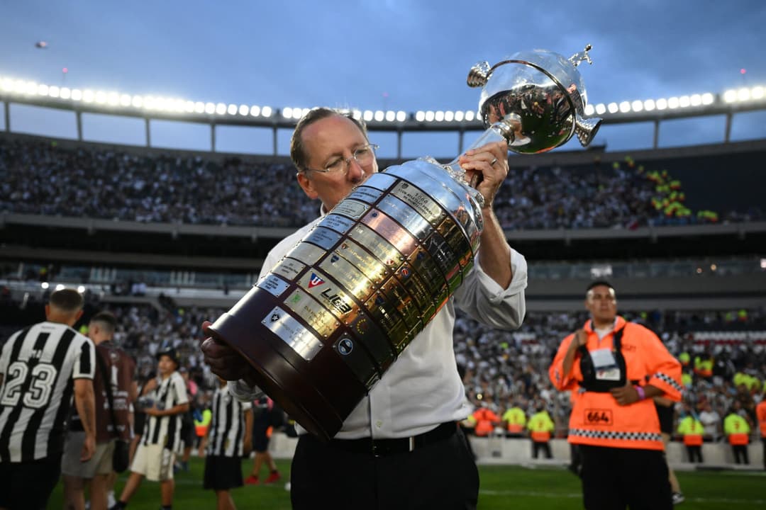 John Textor com a taça da Libertadores conquista pelo Botafogo (Foto: Luis Robayo / AFP)