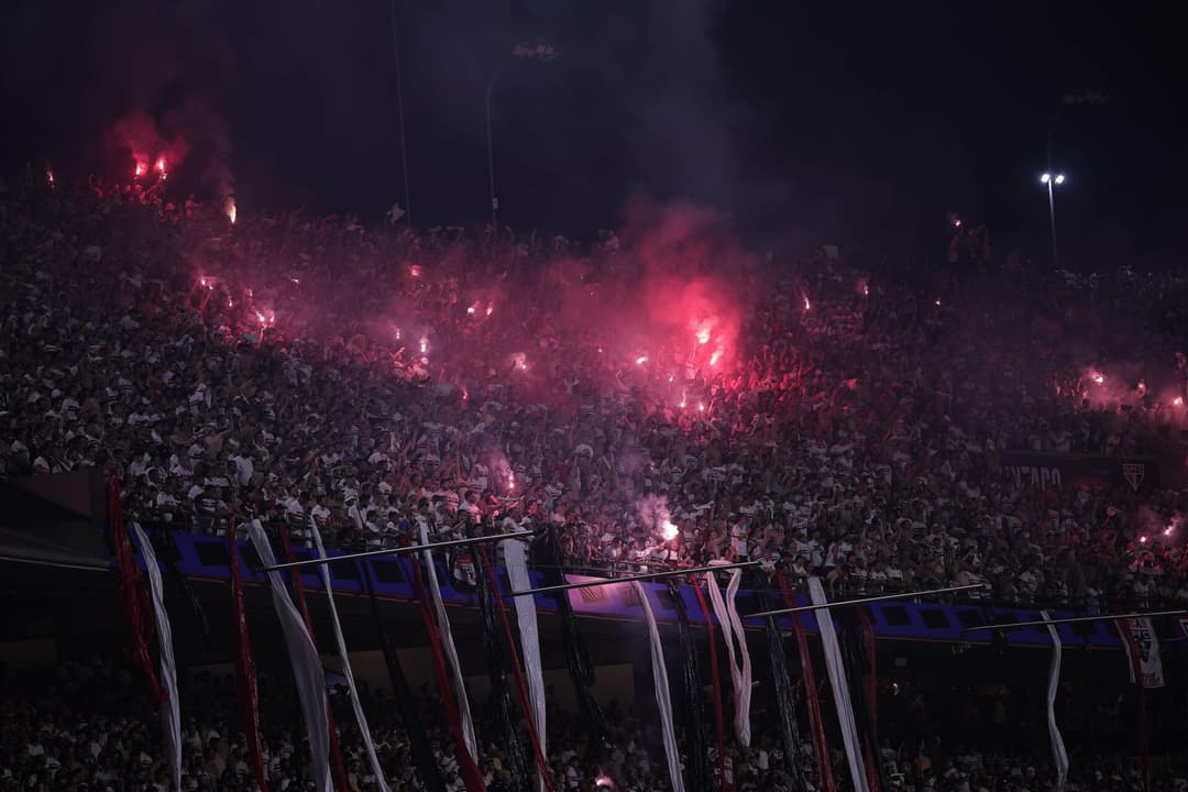 Torcida do São Paulo faz festa no estádio MorumBis.