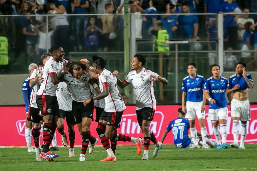 David Luiz marca de falta pelo Flamengo contra o Cruzeiro fora de casa (Foto: Fernando Moreno/AGIF)