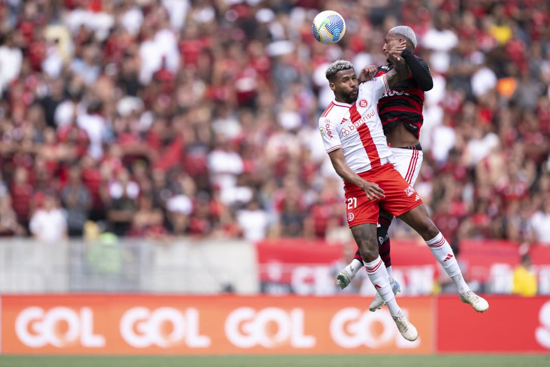 Wesley, do Flamengo, disputa lance com Wesley, do Internacional, no Maracanã