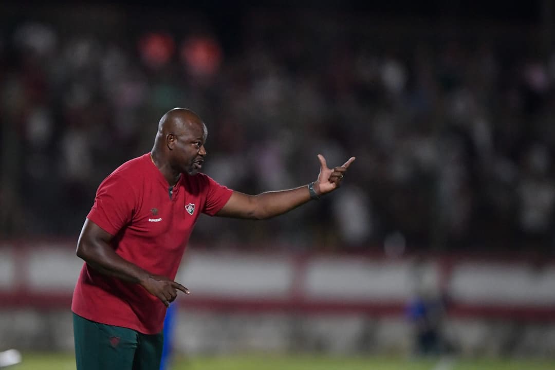 Marcão dá instrução aos jogadores do Fluminense durante jogo contra Sampaio Corrêa