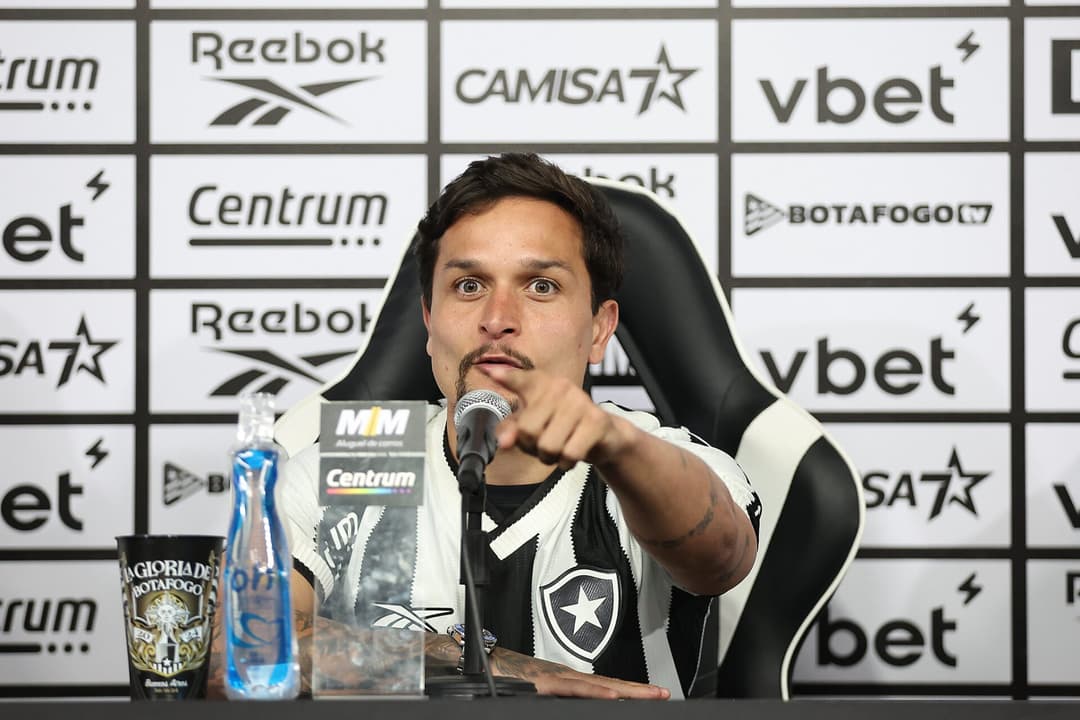Artur foi apresentado oficialmente no Botafogo