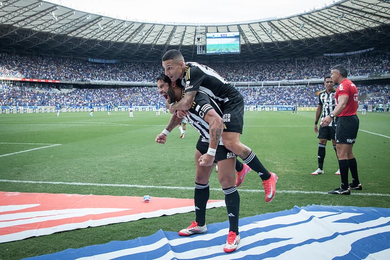 Hulk comemora segundo gol contra o Cruzeiro (Foto: Pedro Souza/Atlético)