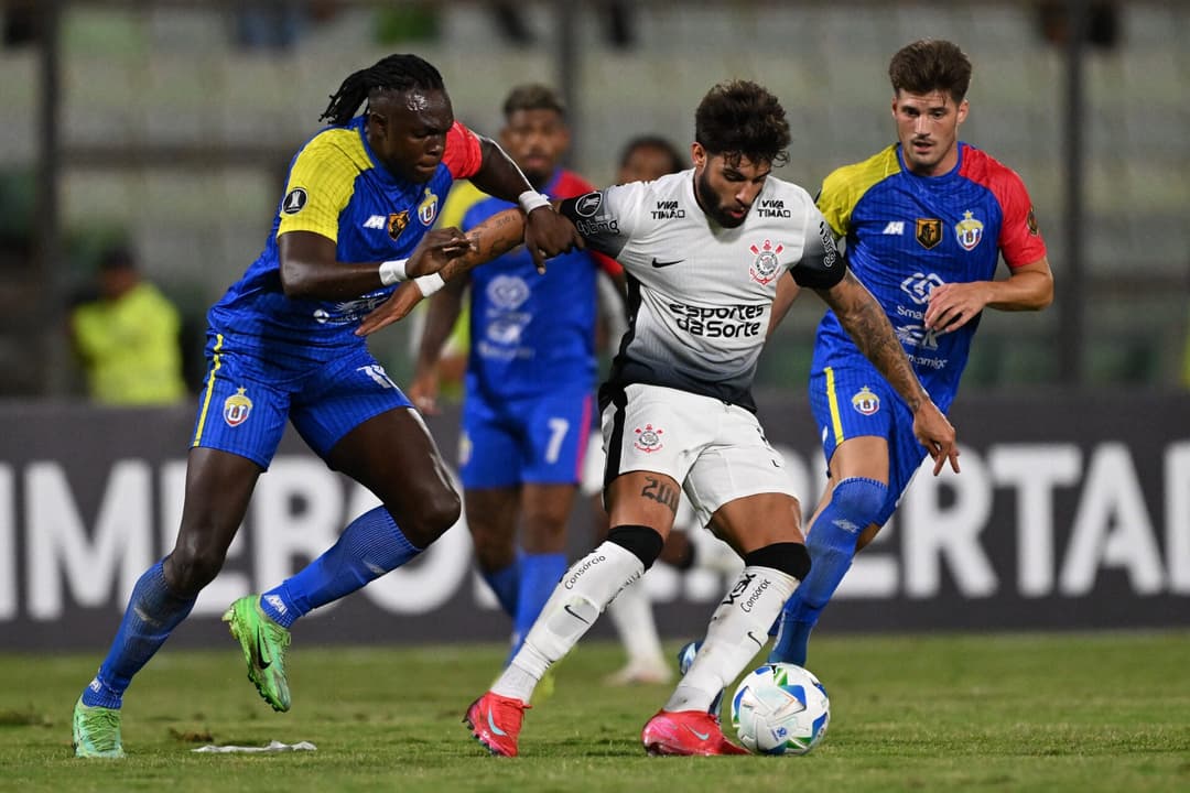 FBL-LIBERTADORES-UCENTRALVEN-CORINTHIANS