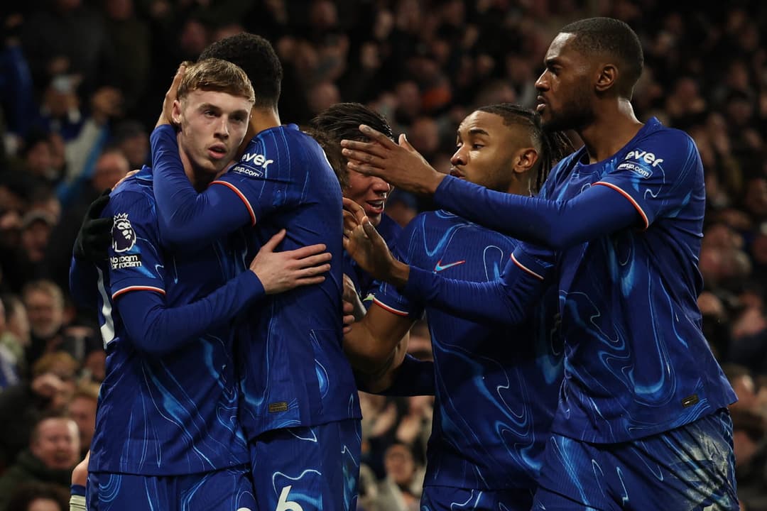 Cole Palmer comemora o gol em Chelsea x West Ham. (foto: Adrian Dennis / AFP)