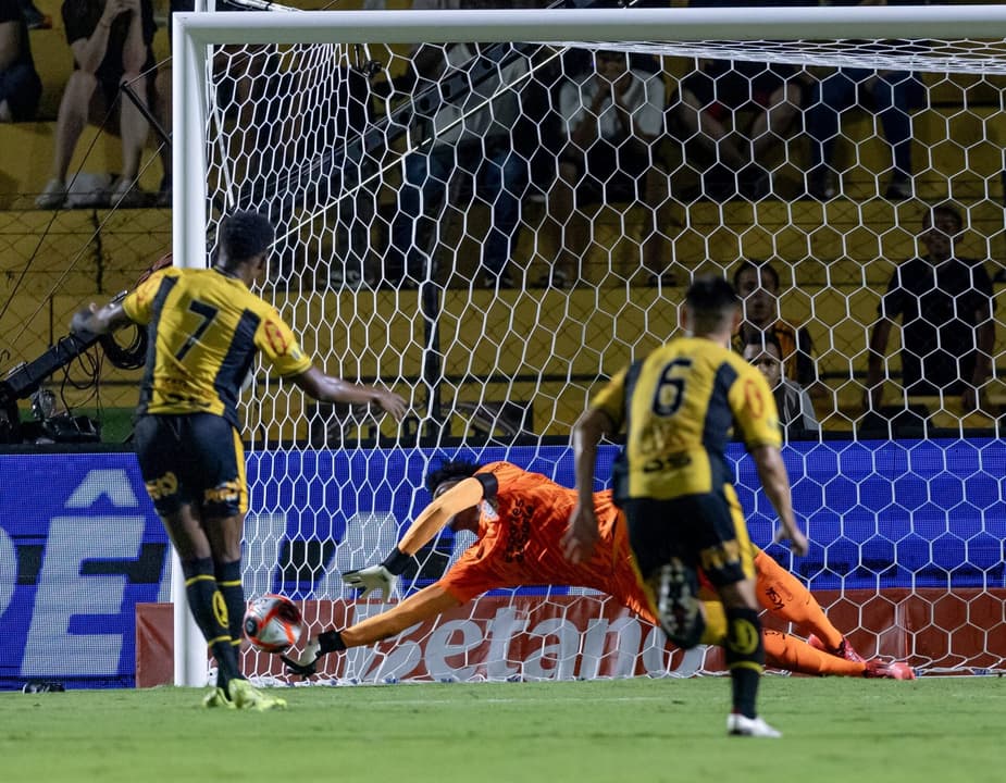 Hugo Souza defende pênalti em Novorizontino x Corinthians, pelo Campeonato Paulista (foto: Rodrigo Coca / Corinthians)