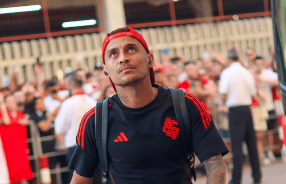 Alan Patrick briga pela artilharia do Gauchão
