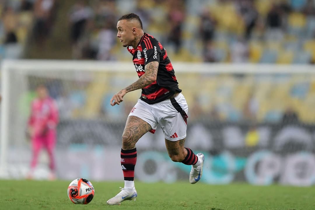 Rio De Janeiro, Brazil. 16th Feb, 2025. RJ – RIO DE JANEIRO – 02/15/2025 – CARIOCA 2025, FLAMENGO x VASCO – Everton Cebolinha, Flamengo player during the match against Vasco at the Maracana stadium for the 2025 Carioca championship. Photo: Thiago Ribeiro/