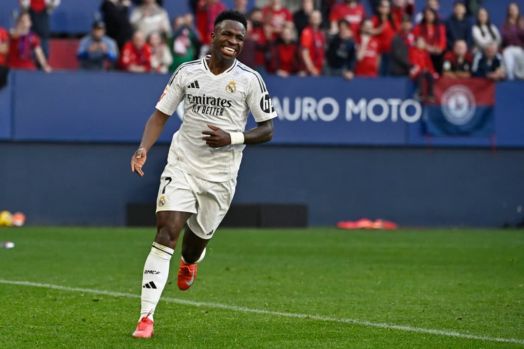 Vini Jr em ação no duelo entre Osasuna e Real Madrid (Foto: ANDER GILLENEA / AFP)