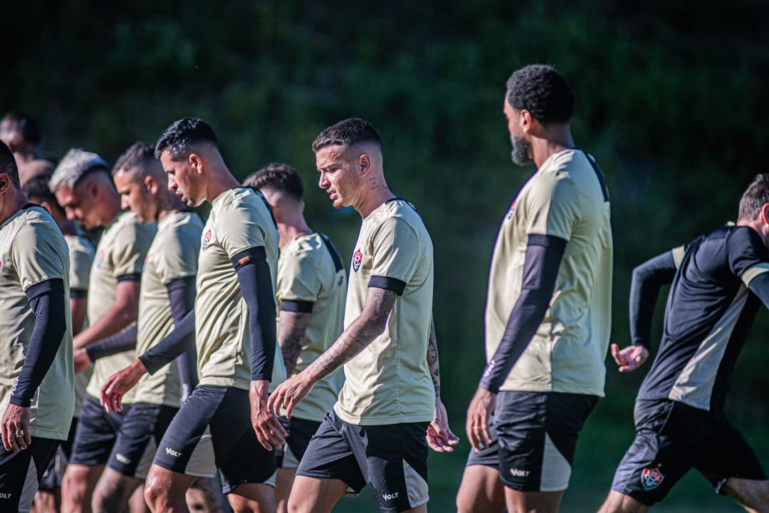 Elenco do Vitória durante treino no Barradão