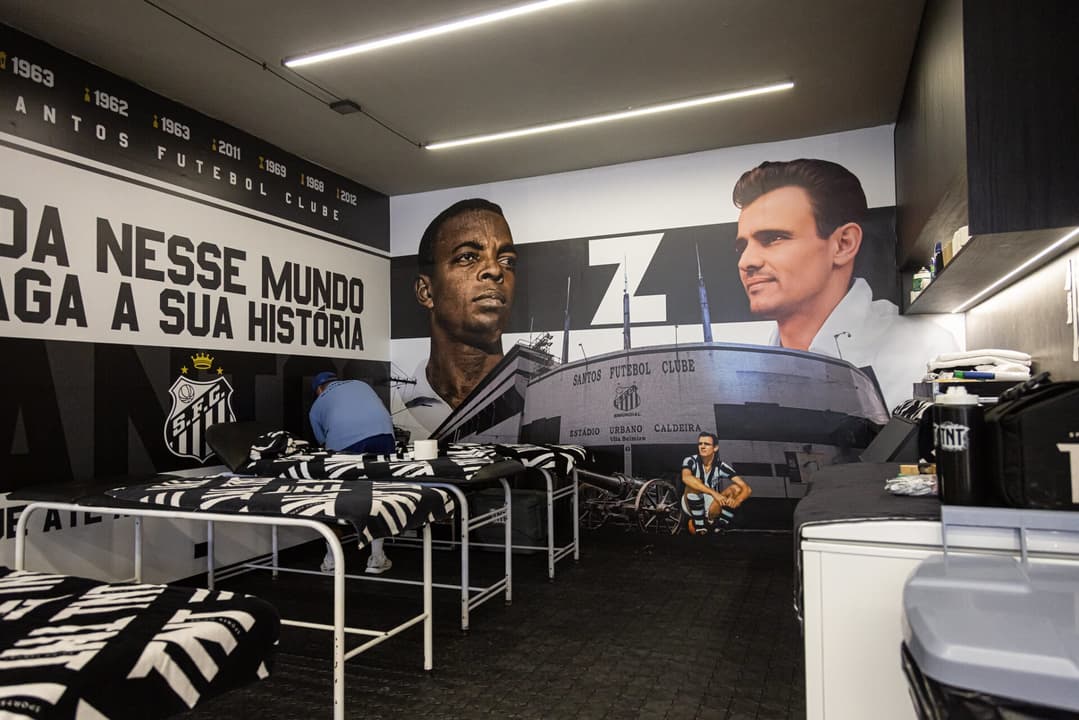 O novo vestiário da Vila Belmiro foi reestruturado com a ajuda do pai de Neymar e de 19 parceiros comerciais. (Foto: Raul Baretta/ Santos FC)