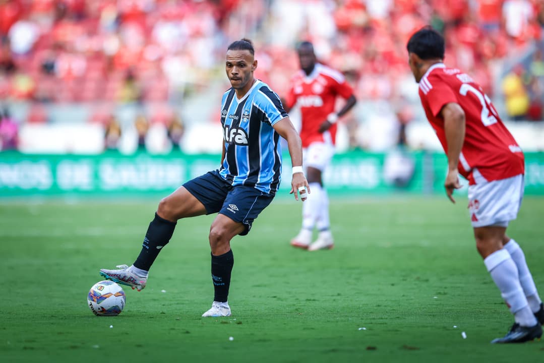 Braithwaite com a bola no Gre-Nal 446. (Foto: Lucas Uebel/Grêmio FBPA)