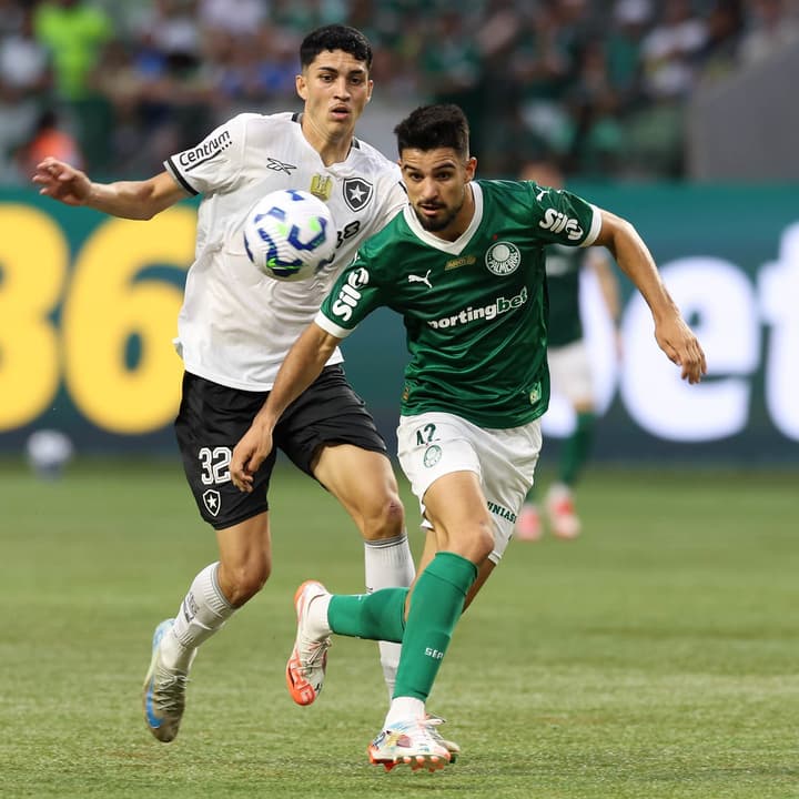 Flaco López ganhando de Jair. (Foto: Cesar Greco/Palmeiras)