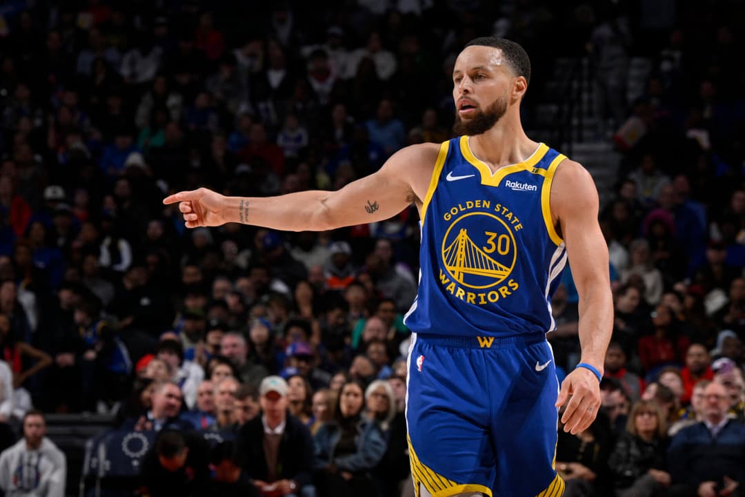Stephen Curry no jogo contra o 76ers (Foto: David Dow/NBAE/Getty Images via AFP)