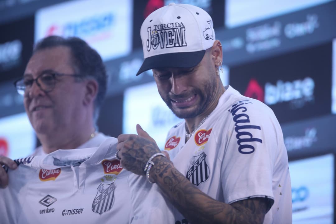 Marcelo Teixeira e Neymar durante apresentação do camisa 10 no retorno ao clube da Baixada Santista. (Foto: Reinaldo Campos/AGIF)