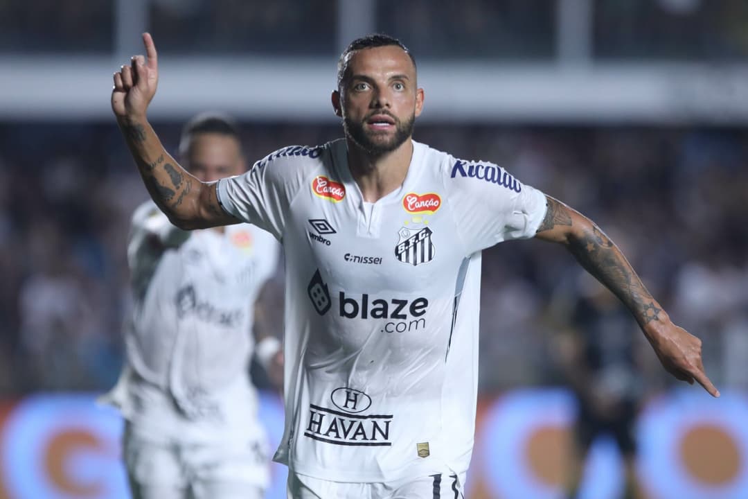 Guilherme marcou 10 gols pelo Santos na Série B de 2024. (Foto: Guilherme chegou ao Santos em dezembro de 2023 e de adaptou rapidamente na Baixada Santista. (Foto: Abner Dourado/AGIF)
